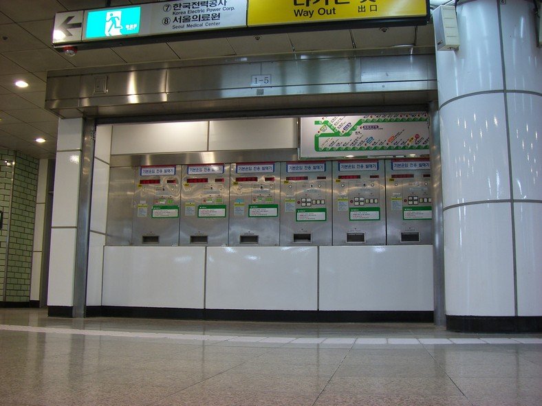 Samseong Station Seoul Metro subway platform with arriving train