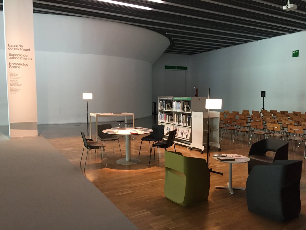 Popup library exhibit at Museu del Disseny with books and visitors