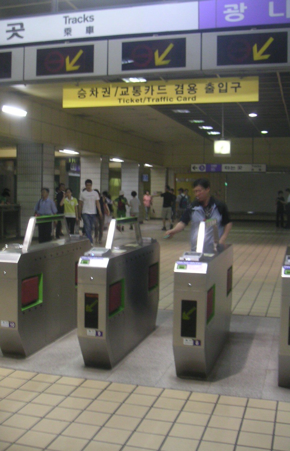 Ticket gates at Gwangnaru station on Seoul Metro Line 5