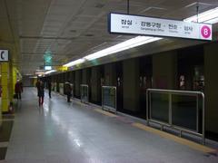Garak Market Station platform with passengers and train