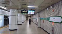 Subway platform at Sadang Station on Line 2