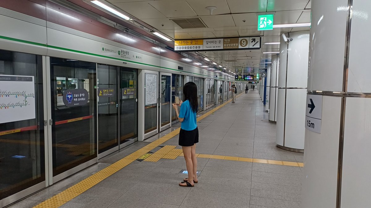 Commuter platform at comprehensive sports complex station on Line 2