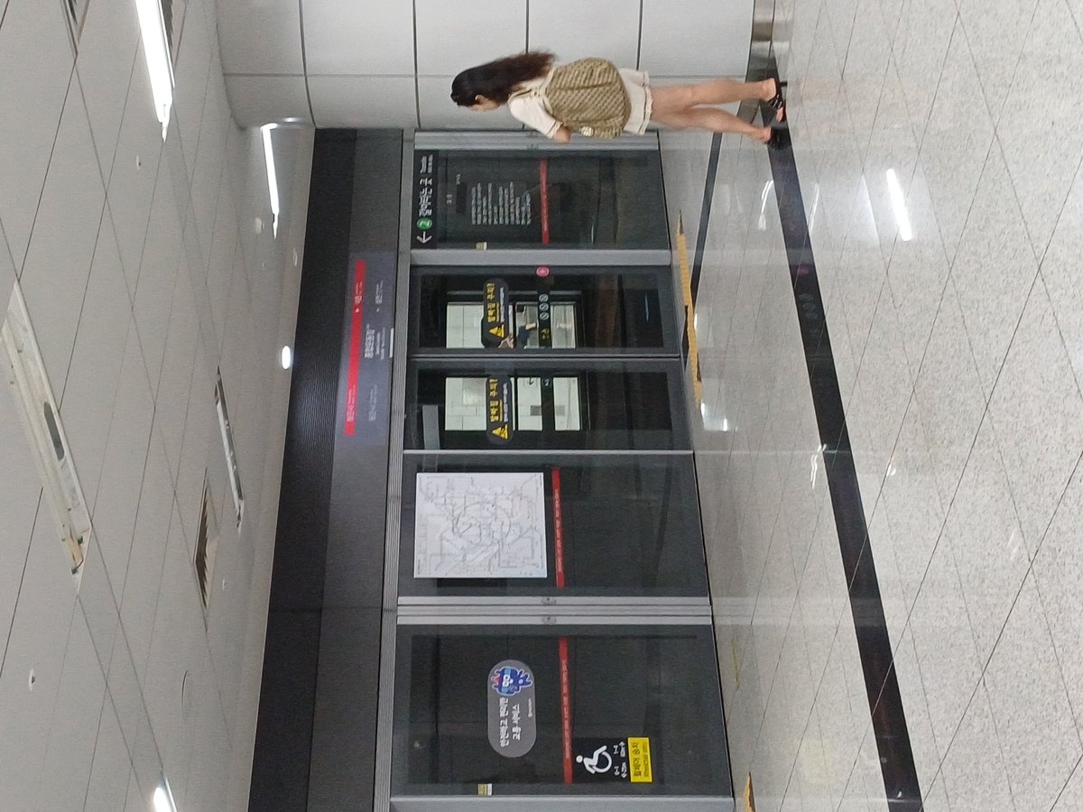 Seoul Subway Line 9 Sports Complex Station platform screen doors