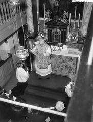 Black and white photo of Bishop J. P. Huibers celebrating high mass during the 75th anniversary of the Amstelkring in Amsterdam
