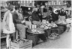 Historical photo of Grønttorvet market at Israels Plads in 1930 with Amager women in traditional headwear