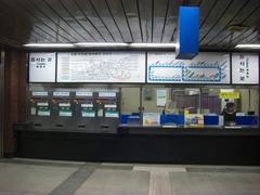 Sungshin Women's University subway station platform with passengers and signage