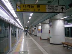 Seoul subway 5 Gwanghwamun station platform view with commuters and signage