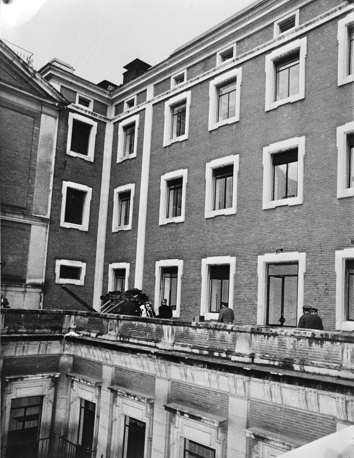Black and white photo of the car involved in the assassination attempt on Spanish president Blanco in Madrid on May 31, 1974, showing damage before a bomb explosion on the balcony of a third-floor building