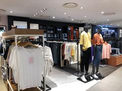 Street view of stores and buildings in South Korea