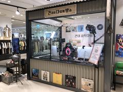 Street view of storefronts and buildings in South Korea