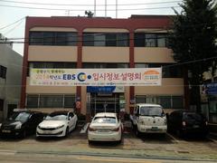 Exterior view of Myeonmok 7-dong Community Service Center building in Jungnang-gu