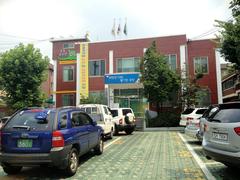 Jungnang Junghwa 2-dong Community Service Center building in Jungnang-gu, Seoul