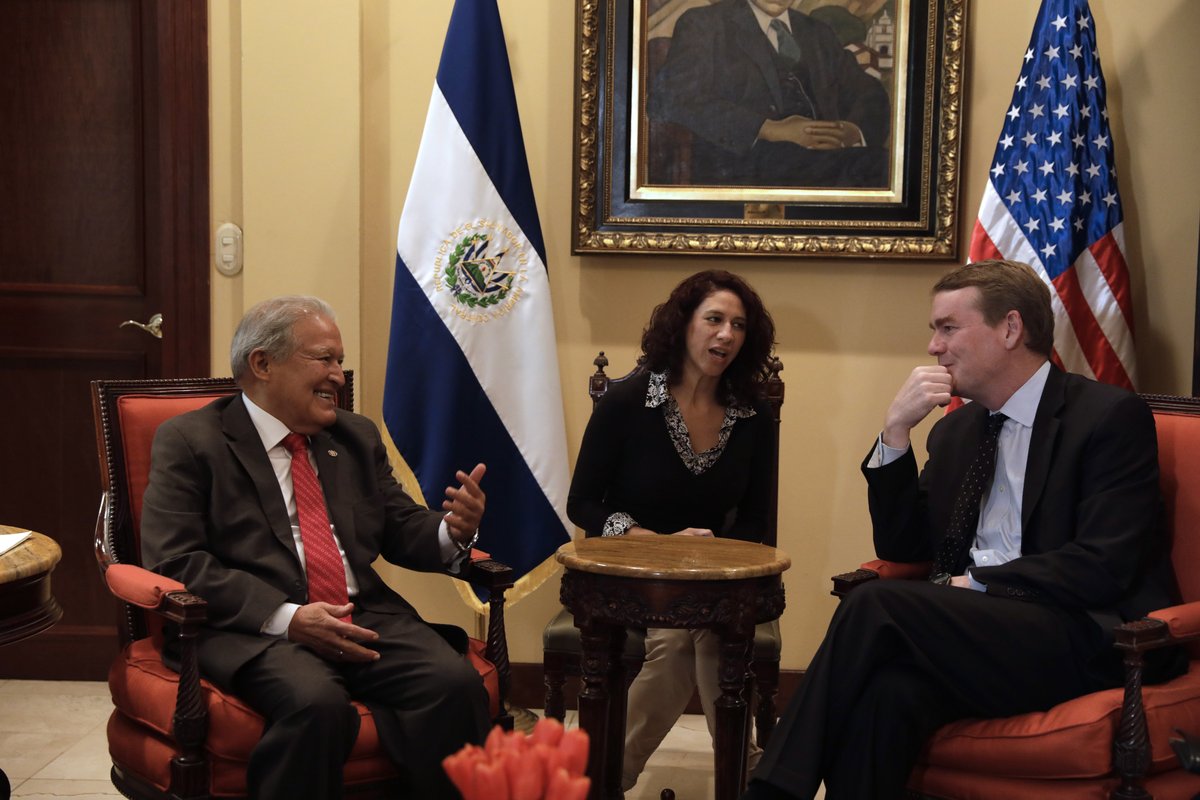 President Salvador Sánchez Cerén meeting with US Senator Michael Bennet at Casa Presidencial