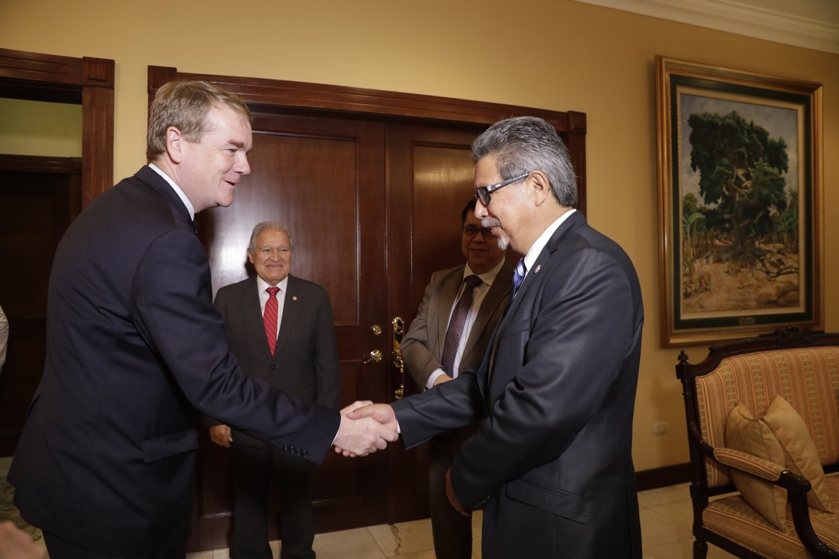 President Salvador Sánchez Cerén meeting US Senator Michael Bennet in Presidential House