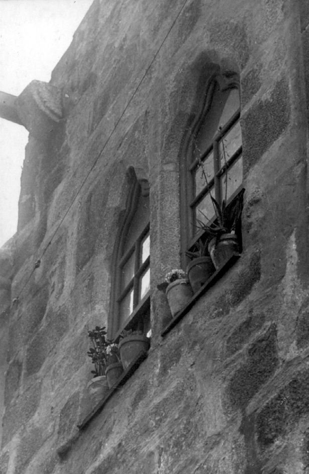 Front facade and detailed windows of Casa da Rua do Beco dos Redemoinhos 14th century architecture