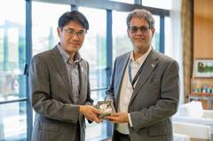 U.S. Consul General Jason Cubas presenting a gift to Nara Prefecture Governor Makoto Yamashita