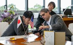U.S. Consul General Jason Cubas showing phone to Nara Prefecture Governor Makoto Yamashita
