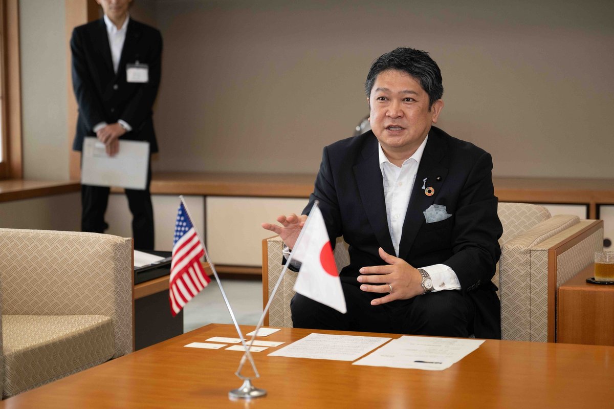 Kanazawa Mayor Takashi Murayama speaking with U.S. Consul General Jason Cubas