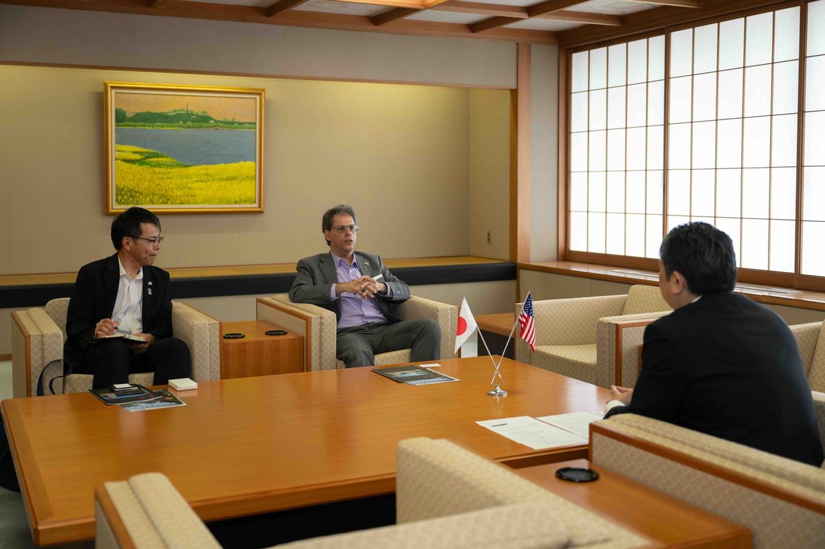 Kanazawa Mayor Takashi Murayama speaking with U.S. Consul General Jason Cubas