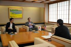 Kanazawa Mayor Takashi Murayama speaking with U.S. Consul General Jason Cubas