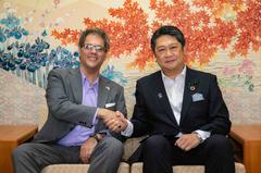 Kanazawa Mayor Takashi Murayama shaking hands with U.S. Consul General Jason Cubas