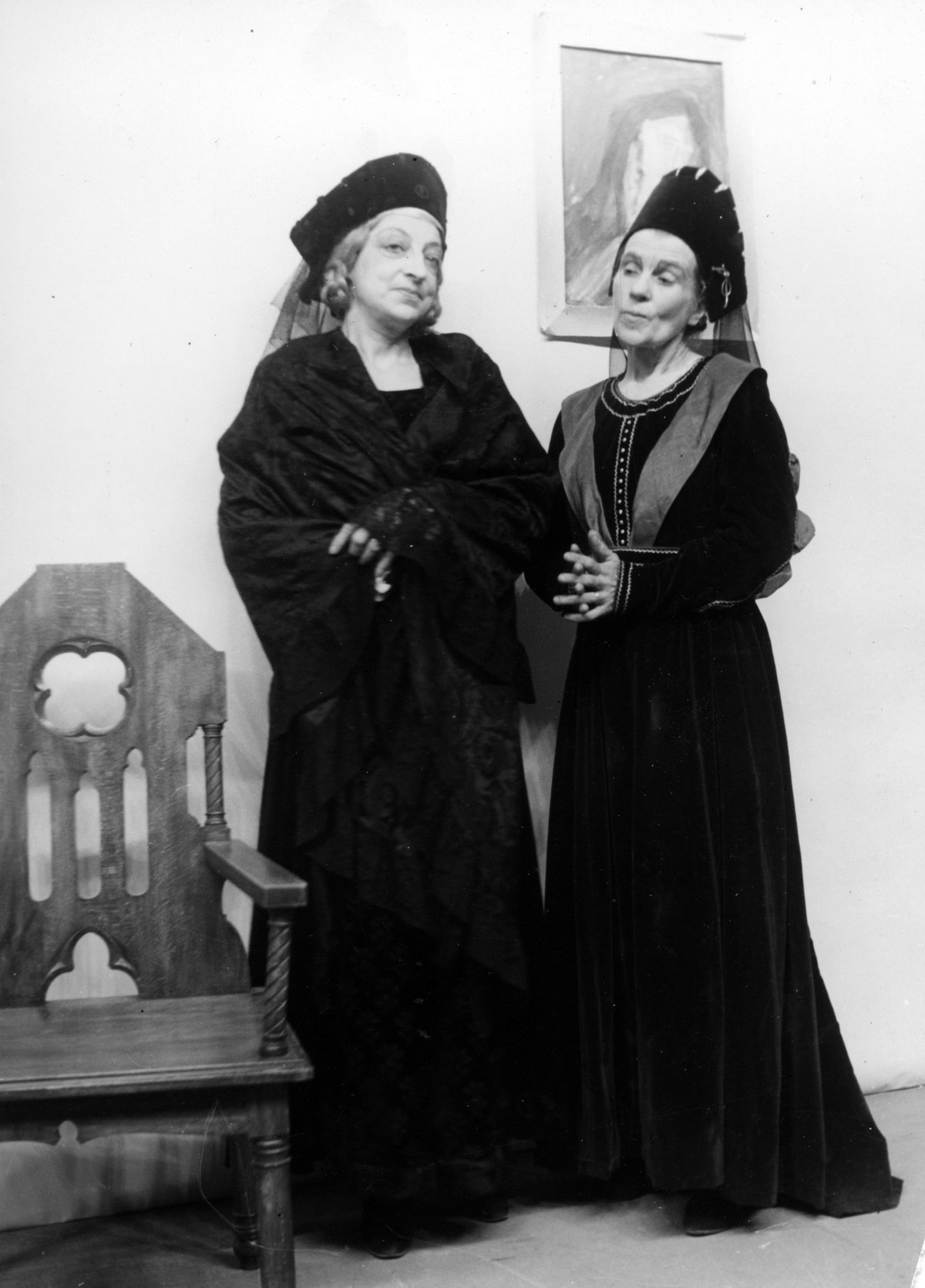 Scene from La Terre est ronde play featuring Nora Sylvère as Margherita and Greta Prozor as Dame Clarisse at Théâtre de la Comédie de Genève in 1943