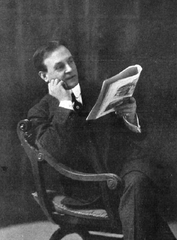 Black and white photographic portrait of Spanish actor Enrique Borrás in 1913