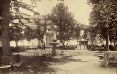Fuente del Tritón en el Paseo de Recoletos de Madrid con el Circo Ecuestre de Thomas Price al fondo
