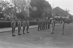 Black and white photo of soldiers in Batavia, Menteng, Oranje-Nassauboulevard during guard change ceremony in July 1946