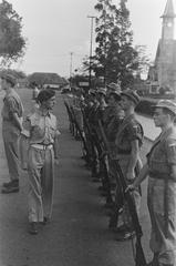 Black and white photo of military guard changing ceremony at Oranje-Nassauboulevard and Burgemeester Bisschopsplein in Menteng, Batavia, 1946