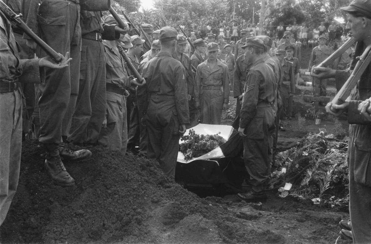Black and white photo of soldiers and civilians gathered at the gravesite during the funeral of Major B.H.J. Callenbach at Ereveld Menteng Pulo, Batavia, 1946