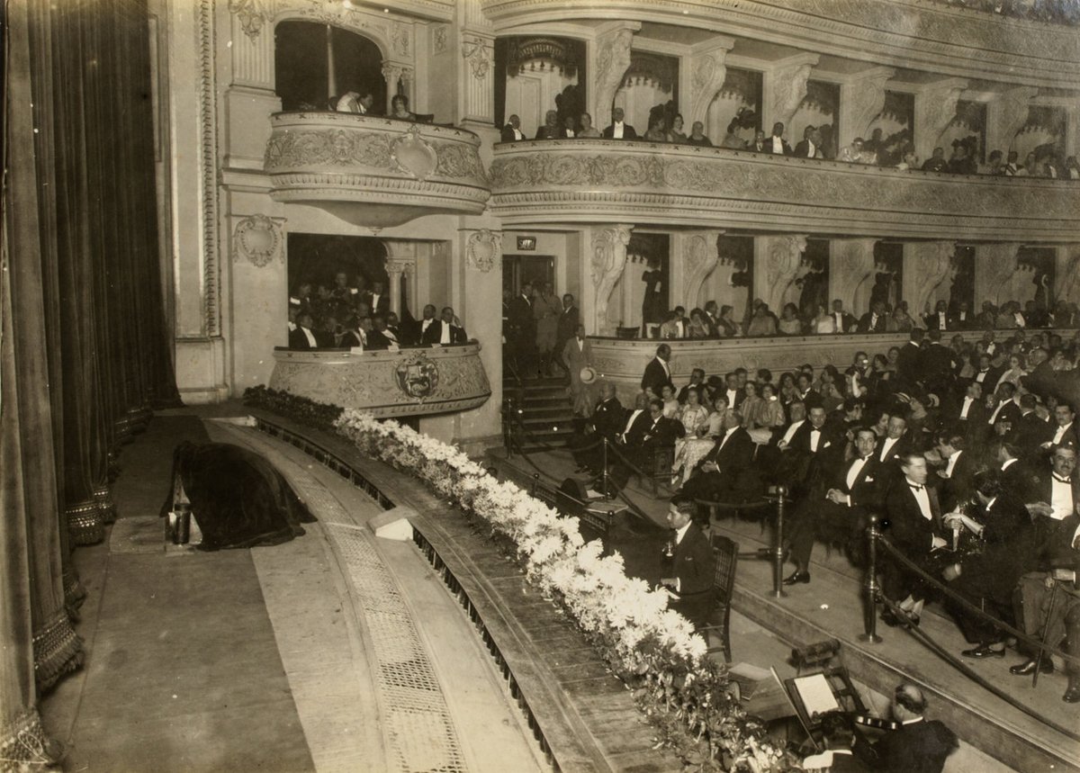 Side view of the stage at Teatro Municipal de Lima in 1924