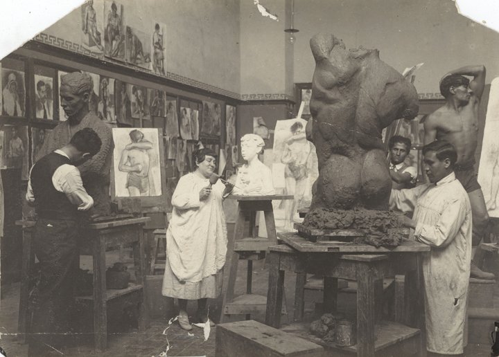 Carmen Saco in sculpture workshop at Escuela de Bellas Artes Lima 1921