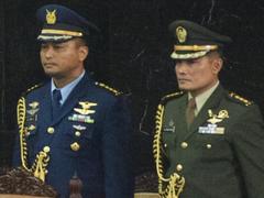 Outgoing Indonesia President Susilo Bambang Yudhoyono and President-elect Joko Widodo standing side-by-side at the start of Widodo's inauguration