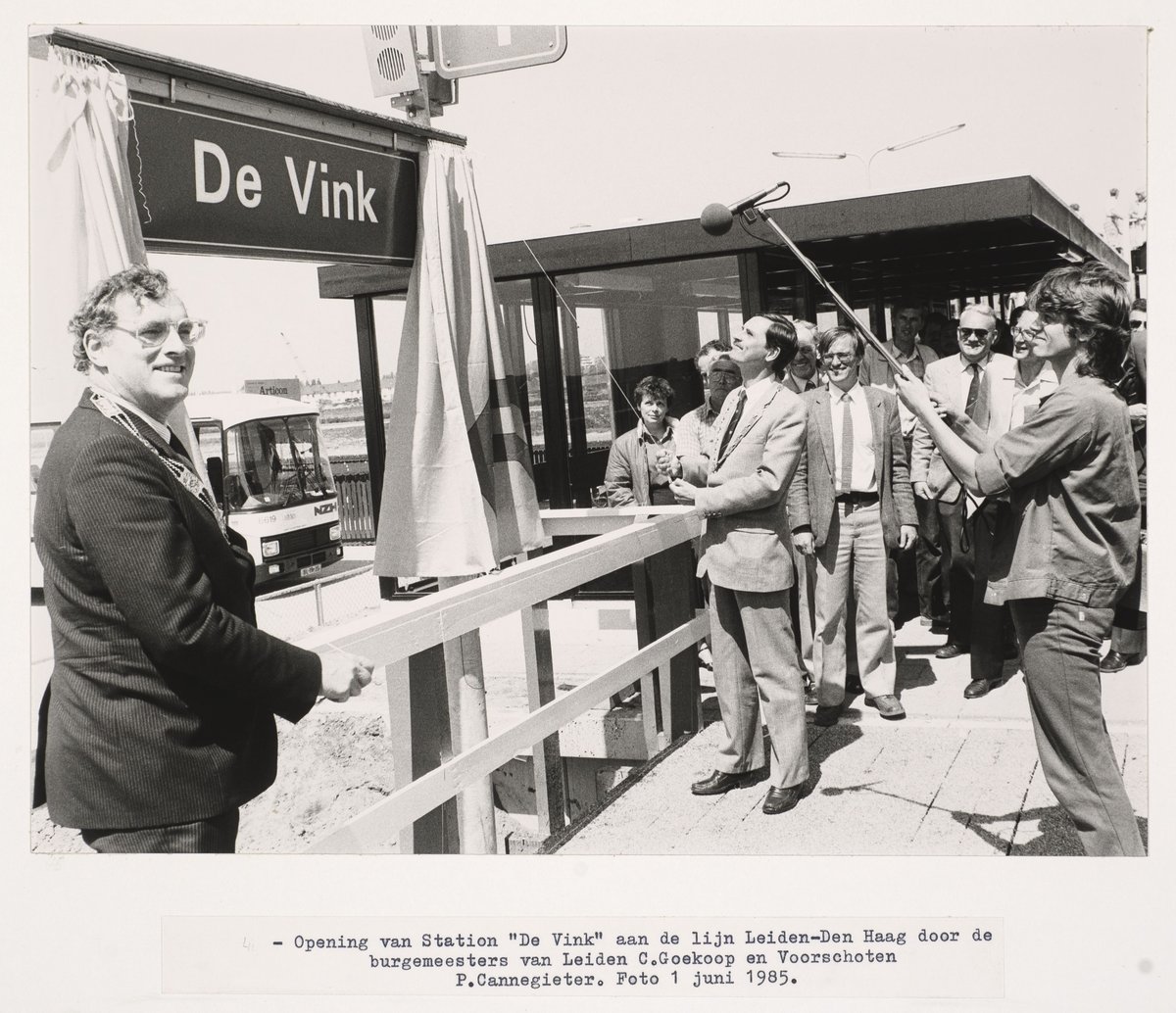 Opening of Station De Vink by mayors C. Goekoop and Mr. Cannegieter in June 1985, black and white photo in Leiden/Voorschoten