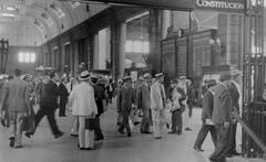 Retiro railway station with passengers leaving from line C of the Underground around 1934