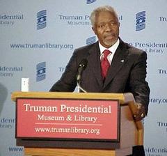 Kofi Annan speaking at the Harry S. Truman Presidential Library and Museum podium