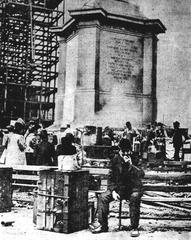 Refugees gathering at Dewey Monument after 1906 San Francisco earthquake
