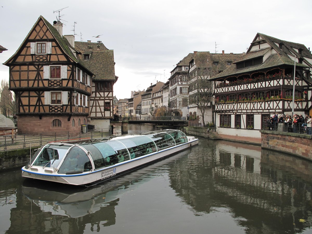 Tour boat of Strasbourg in front of the restaurant La Maison des Tanneurs