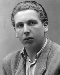 Jan Paul Herczeg, 1947<br>
« Paul J. Herczeg est né à Ujpest, en Hongrie. En juillet 1944, lui et ses parents sont parqués dans des wagons à bestiaux à destination du camp de concentration d’Auschwitz-Birkenau. Paul et son père passèrent le processus de sélection et furent menés plus tard au camp de concentration de Dachau, mais sa mère y laissa la vie. Dans le cadre de la section de la corvée de pommes de terre à Dachau, Paul a survécu en récupérant des restes qui étaient désignés comme rations pour les porcs. Son père n’eut pas cette chance : cinq mois de durs labeurs plus la pénurie de vivres et de soins auront eu raison de lui. Après la libération au printemps 1945, Paul vit dans plusieurs villes allemandes avant d’arriver au Canada en janvier 1948, dans le cadre du Projet des orphelins de guerre. »