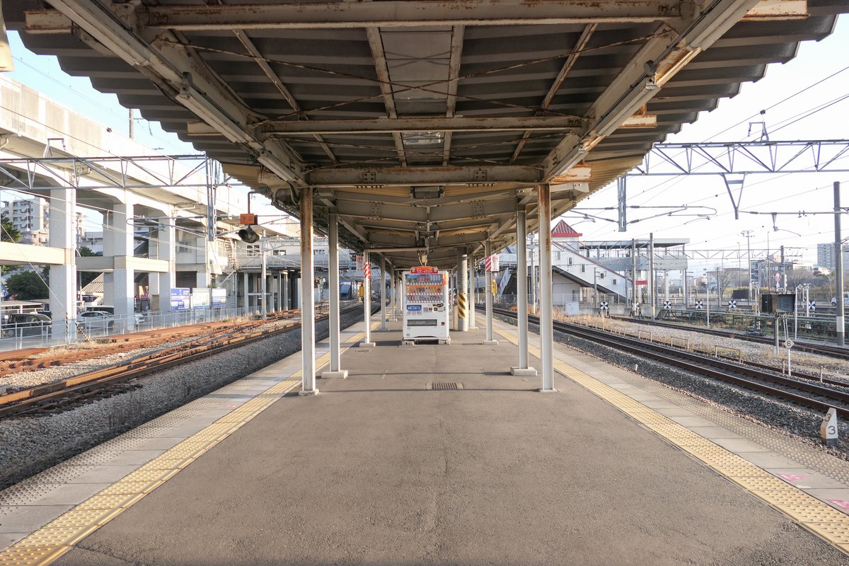 Platforms 1 and 2 of JR Kyushu Takeshita Station