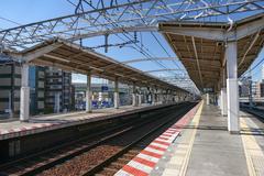 Platforms at Noda Station on the Hanshin Main Line