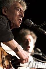 Cseh Tamás and Másik János performing together on stage