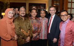 Ambassador hosting reception for Bupati attending leadership training in America