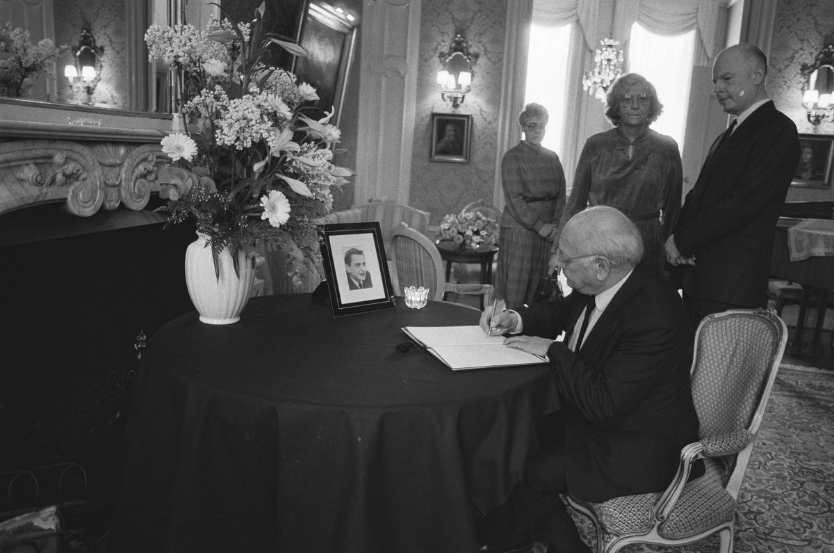 Joop den Uyl and his wife signing condolence book at Swedish Embassy in The Hague, accompanied by Swedish Ambassador Hans Danelius, March 3, 1986
