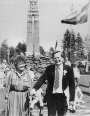 Olof Palme and Gro Harlem Brundtland standing together in front of the Peace monument in Eda on the Sweden-Norway border
