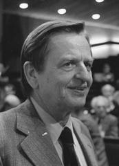 Minister Max van der Stoel (right) from Dutch Foreign Affairs with Olof Palme (left), former Swedish Prime Minister at a 1981 public hearing on nuclear weapons and disarmament in Amsterdam