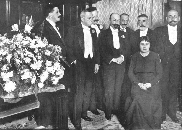 Spanish actress Rosario Pino surrounded by various theatrical authors at the Teatro de la Princesa farewell event