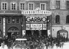 Exterior of Garbio cinema on Hornsgatan 72 during 1930s showing movie poster for En stilla flirt