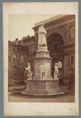 Monument dedicated to Leonardo da Vinci in Milan featuring a statue in an archway